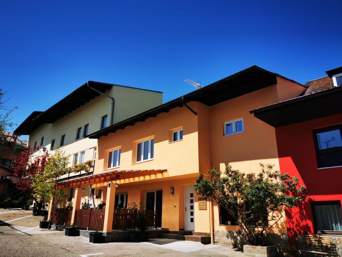 Hotel Goldene Krone Mistelbach Exteriör bild