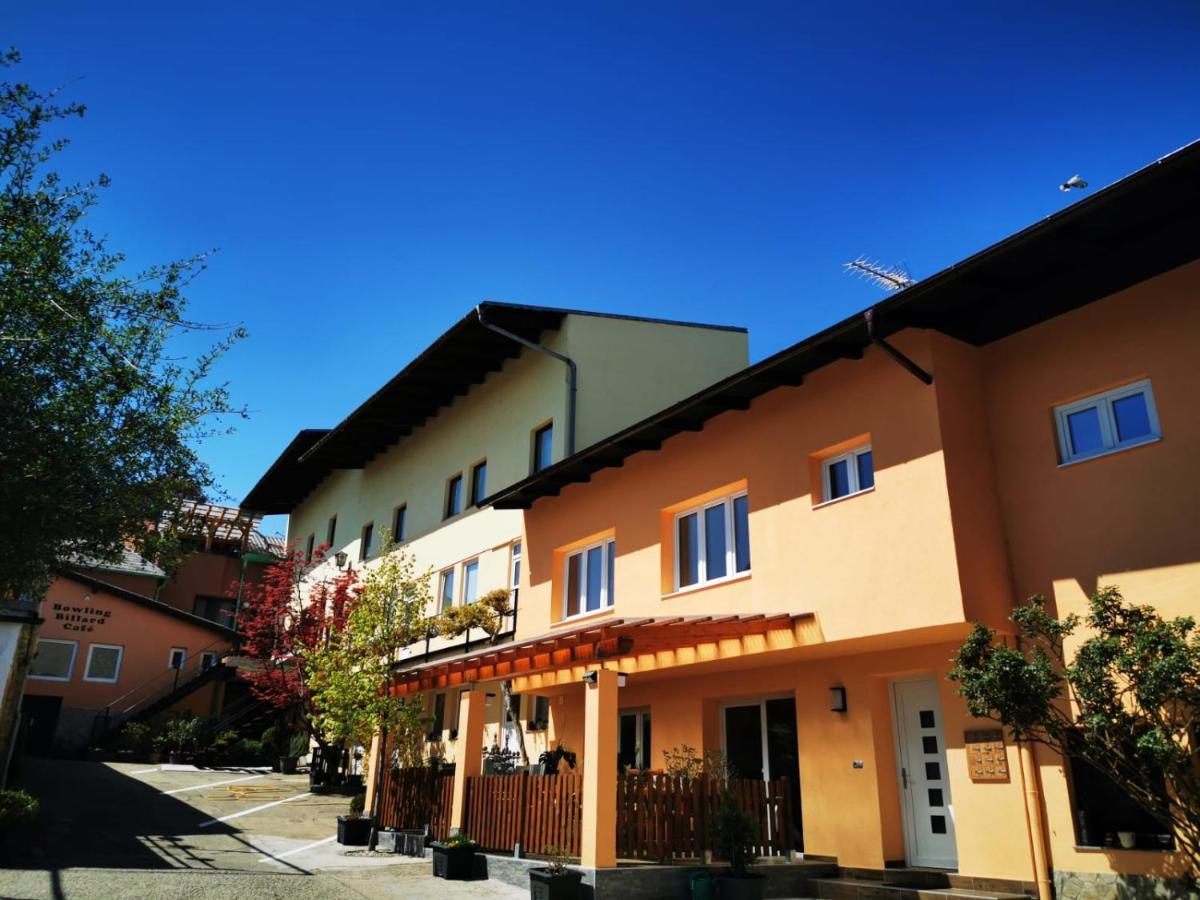 Hotel Goldene Krone Mistelbach Exteriör bild