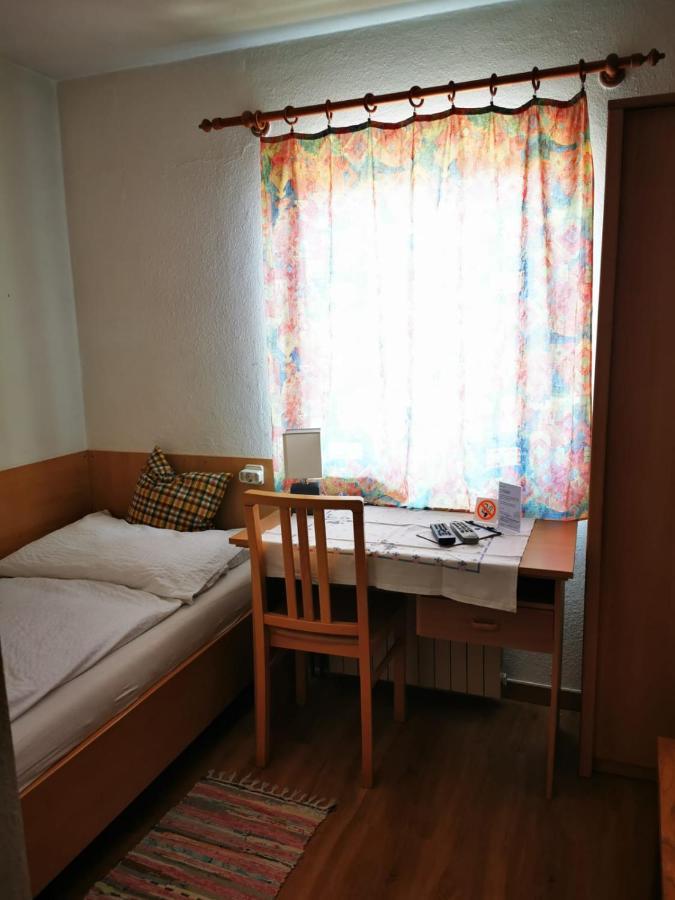 Hotel Goldene Krone Mistelbach Exteriör bild