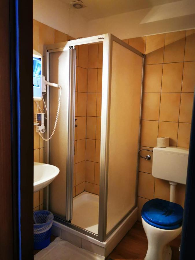 Hotel Goldene Krone Mistelbach Exteriör bild